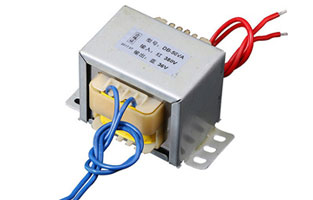 電源變壓器是用電磁感應原理工作的，變壓器有兩組線(xiàn)圈。初級線(xiàn)圈和次級線(xiàn)圈。次級線(xiàn)圈在初級線(xiàn)圈外邊。當初級線(xiàn)圈通上交流電時(shí)，變壓器鐵芯產(chǎn)生交變磁場(chǎng)，次級線(xiàn)圈就產(chǎn)生感應電動(dòng)勢。變壓器的線(xiàn)圈的匝數比等于電壓比。例如：初級線(xiàn)圈是500匝，次級線(xiàn)圈是250匝，初級通上220V交流電，次級電壓就是110V。那如何識別電源變壓器好壞？